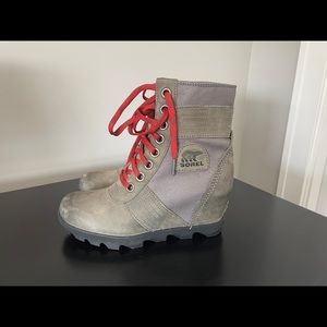 Worn twice, no box.  Sorel Lexie  size 7.5.